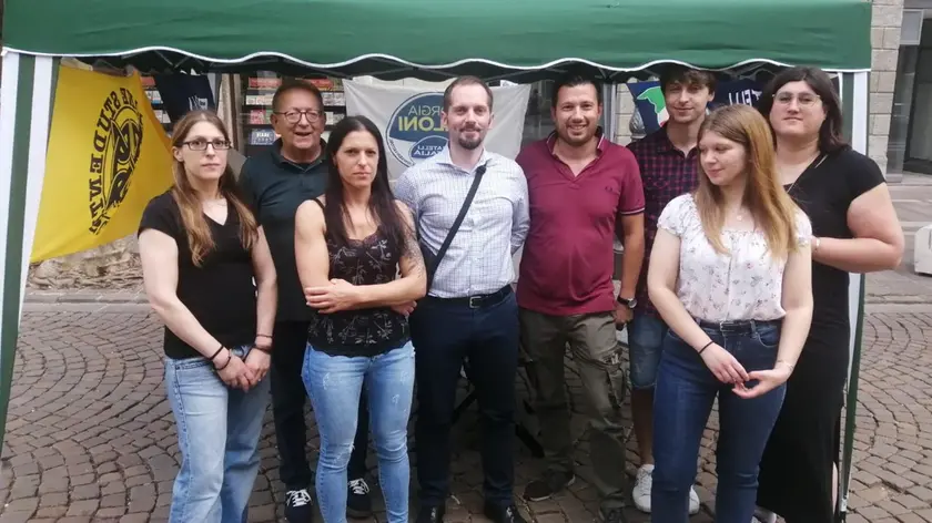 Alcuni componenti della lista di Fratelli d’Italia che si presenta a Feltre a fianco di Viviana Fusaro