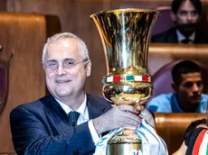 10/07/2019 Roma,La Sindaca di Roma premia i giocatori della S.S. Lazio Spa per la vittoria della Coppa Italia 2019 nella foto Claudio Lotito e la sindaca Virginia Raggi con la Coppa Italia