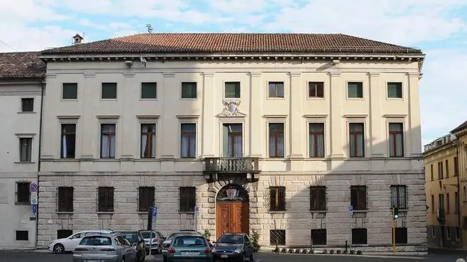 Palazzo Piloni, sede della Provincia di Belluno, senza le bandiere esposte - In alto la sede dell'ente a Palazzo Piloni A sinistra il consiglio provinciale che entro fine mese vota il bilancio