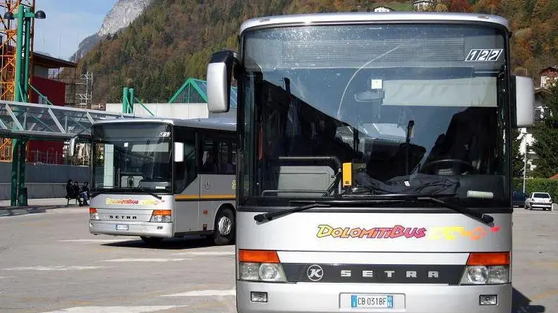 Agordo (BL), 26 Ottobre 2005, Stazione Dolomitibus - Agordo (BL), 26 October 2005, Dolomitibus station - Le tariffe pubblicate da Dolomiti bus sono in vigore dal 1º settembre