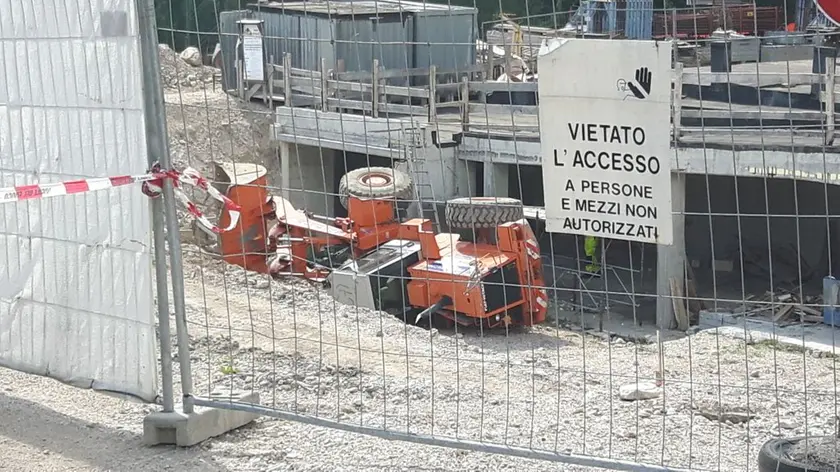 L'escavatore ribaltato nel cantiere di San Vito