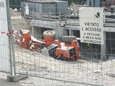 L'escavatore ribaltato nel cantiere di San Vito