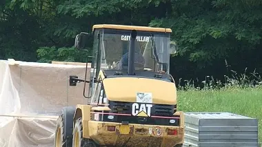 A sinistra una catasta di pannelli di legno pronti per essere usati per recintare l’area dell’Altanon. A destra una veduta dall’alto della recinzione vicino alla Coop