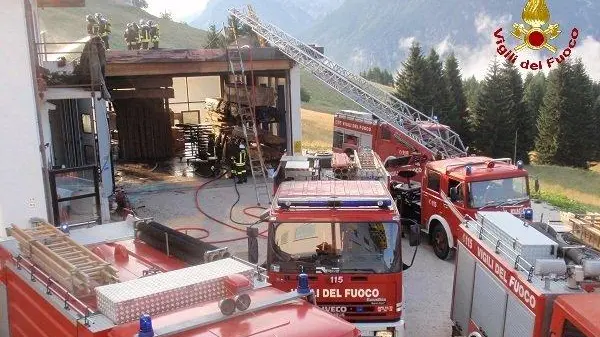 I vigili del fuoco al lavoro per spegnere l'incendio nella falegnameria