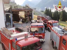 I vigili del fuoco al lavoro per spegnere l'incendio nella falegnameria