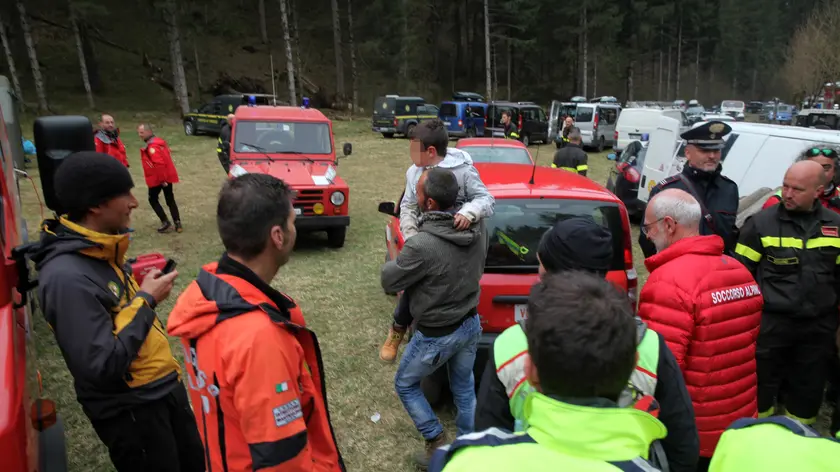 Una foto fornita dai vigli del fuoco di Belluno mostra l'abbraccio tra il padre ed il bambino dopo essere stato ritrovato a Domegge, 12 aprile 2014. ANSA/VIGILI DEL FUOCO BELLUNO- EDITORIAL USE ONLY