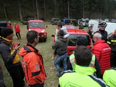 Una foto fornita dai vigli del fuoco di Belluno mostra l'abbraccio tra il padre ed il bambino dopo essere stato ritrovato a Domegge, 12 aprile 2014. ANSA/VIGILI DEL FUOCO BELLUNO- EDITORIAL USE ONLY