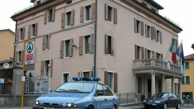 Una volante della polizia davanti alla questura di Belluno