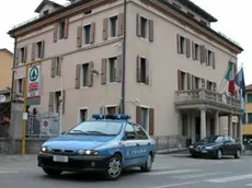 Una volante della polizia davanti alla questura di Belluno