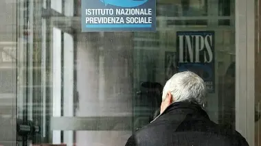 Un pensionato in coda all’Inps