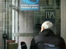 Un pensionato in coda all’Inps