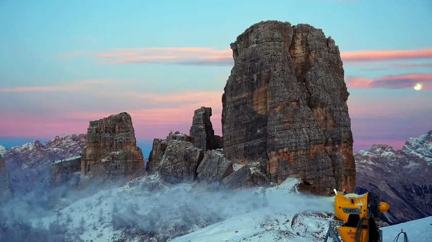 Cannoni da neve in azione sulle Cinque Torri