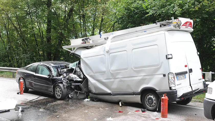 La Volvo e il furgone ridotti a un groviglio di lamiere dopo lo schianto