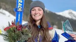 Elena Dolmen premiata a fine gara a Sankt Anton