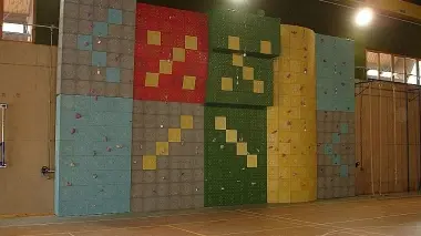 Un facsimile della palestra di rocca in corso di realizzazione a Lamon