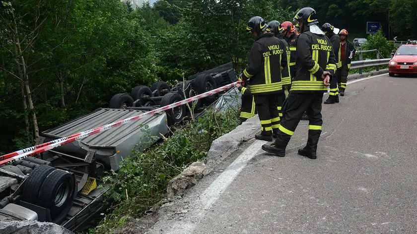 gian paolo perona- perona- longarone- un tir fuori strada dopo castellavazzo direzione cadore