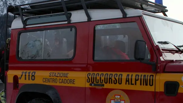 Il personale del Soccorso Alpino impegnato nella ricerca di un disperso in Val Visdende ieri sera 7 febbraio 2010 E stato trovato sotto una valanga il corpo senza vita di Mirko Cesco 63 anni di San Pietro di Cadore Belluno lo scialpinista scomparso ieri durante unescursione in Val Visdende Le squadre del Soccorso alpino della Val Comelico avevano iniziato le ricerche nel pomeriggio quando la moglie non vedendolo tornare a casa ne aveva segnalato la sparizione I soccorritori hanno ripreso stamane le ricerche verso forcella Dignas luogo in cui luomo era diretto incontrando diverse valanghe lungo la strada militare che la raggiunge Una squadra ha poi rinvenuto sotto la neve I soccorritori stanno procedendo al recupero della salma ANSA ANDREA SOLERO dba