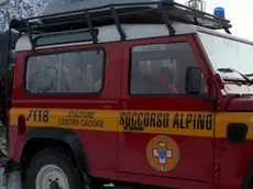 Il personale del Soccorso Alpino impegnato nella ricerca di un disperso in Val Visdende ieri sera 7 febbraio 2010 E stato trovato sotto una valanga il corpo senza vita di Mirko Cesco 63 anni di San Pietro di Cadore Belluno lo scialpinista scomparso ieri durante unescursione in Val Visdende Le squadre del Soccorso alpino della Val Comelico avevano iniziato le ricerche nel pomeriggio quando la moglie non vedendolo tornare a casa ne aveva segnalato la sparizione I soccorritori hanno ripreso stamane le ricerche verso forcella Dignas luogo in cui luomo era diretto incontrando diverse valanghe lungo la strada militare che la raggiunge Una squadra ha poi rinvenuto sotto la neve I soccorritori stanno procedendo al recupero della salma ANSA ANDREA SOLERO dba