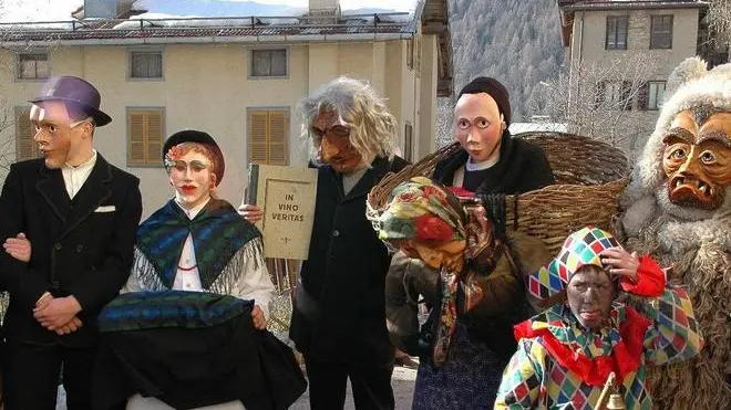 Il gruppo della Gnaga durante la sfilata (Foto Obiettivo)