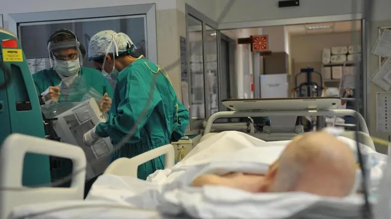 La sala rianimazione di un ospedale italiano, in una foto d'archivio. Quattrocento pazienti morti da aprile 2009 a dicembre 2012 per presunti casi di malasanità, per un totale di 570 casi segnalati. E' questo il dato che salta immediatamente agli occhi esaminando la relazione finale della Commissione parlamentare d'inchiesta sugli errori e i disavanzi in campo sanitario, votata e presentata oggi..ANSA/LUCA ZENNARO