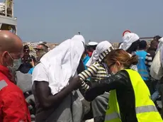 I 108 migranti sbarcati con la nave 'Aquarius' al porto di Lampedusa, 18 aprile 2016. Raccontano di essere partiti dalla Libia su un gommone in 130-140. Ne sono stati salvati 108 dalla nave Aquarius dell'Associazione SOS Mediterranee, due risultano annegati, 6 giacevano cadaveri nel fondo dell'imbarcazione: tutti gli altri risultano dispersi. ANSA/ELIO DESIDERIO