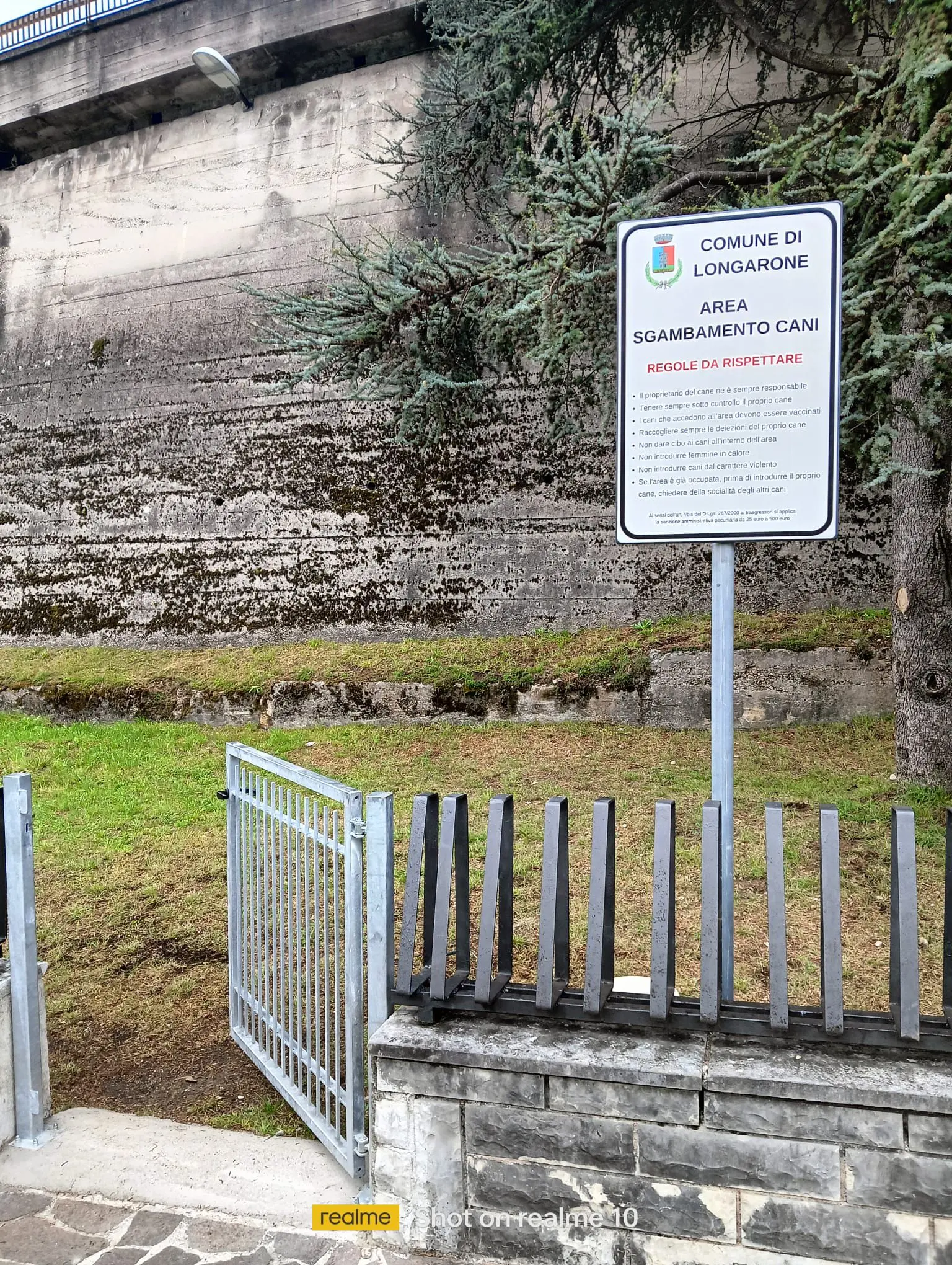 L'ingresso dell'area sgambamento cani in centro a Longarone