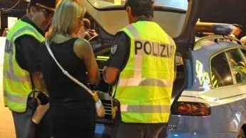 Latina,in via del Lido, controlli della Polizia Stradale nelle ore di rientro dalle discoteche, alcotest e limiti di velocitÃ - Latina,in via del Lido, controlli della Polizia Stradale nelle ore di rientro dalle discoteche, alcotest e limiti di velocità. Foto Mario Proto - fotografo: Mario Proto