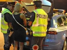 Latina,in via del Lido, controlli della Polizia Stradale nelle ore di rientro dalle discoteche, alcotest e limiti di velocitÃ - Latina,in via del Lido, controlli della Polizia Stradale nelle ore di rientro dalle discoteche, alcotest e limiti di velocità. Foto Mario Proto - fotografo: Mario Proto