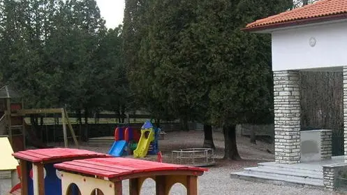 Il cortile dell'asilo di Piaia a Ponte