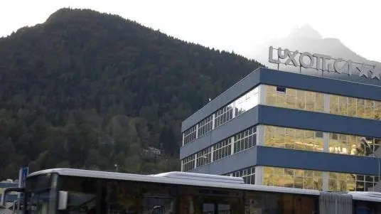 Un pullman Dolomitibus davanti allo stabilimento Luxottica di Agordo