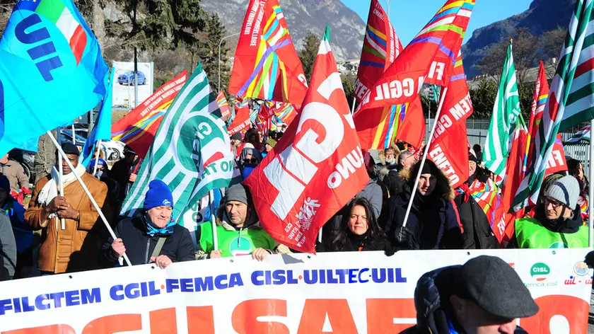 Una manifestazione sindacale a difesa dello stabilimento di Safilo
