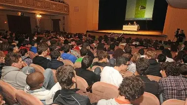 Sostituire le poltrone del teatro è uno dei sogni di Prade