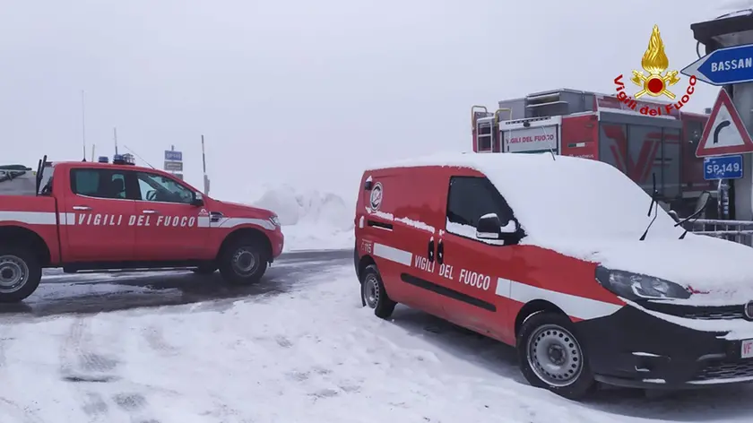 Il campo base dei vigili del fuoco sul Grappa