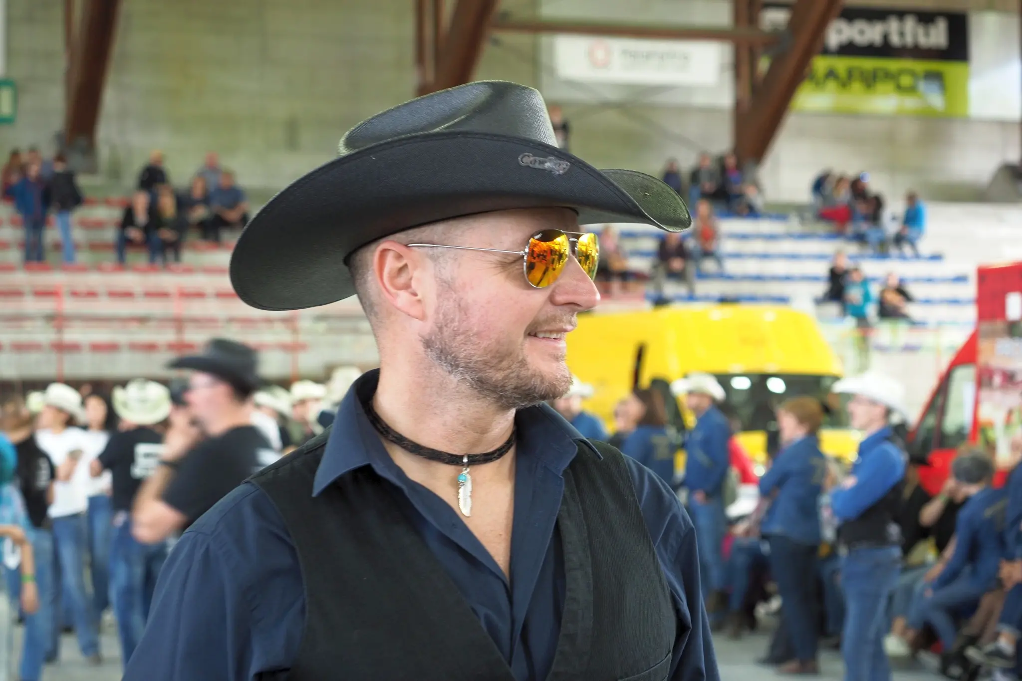 Appassionati di ballo country da tutto il nord Italia si sono radunati al palaghiaccio di Feltre per celebrare il Country day organizzato dall'associazione Redneck. Tra balli di gruppo e musica, il mercatino con i prodotti tipici del Feltrino e del Bellunese, l'esibizione degli sbandieratori che hanno portato un po' della magia del Palio di Feltre in pista, la giornata ha riscosso una notevole partecipazione. Tanto che, annunciano gli organizzatori, diventerà un appuntamento fisso. Ecco una carrellata di volti e di momenti del Country day Feltre (foto: Stefano De Barba)