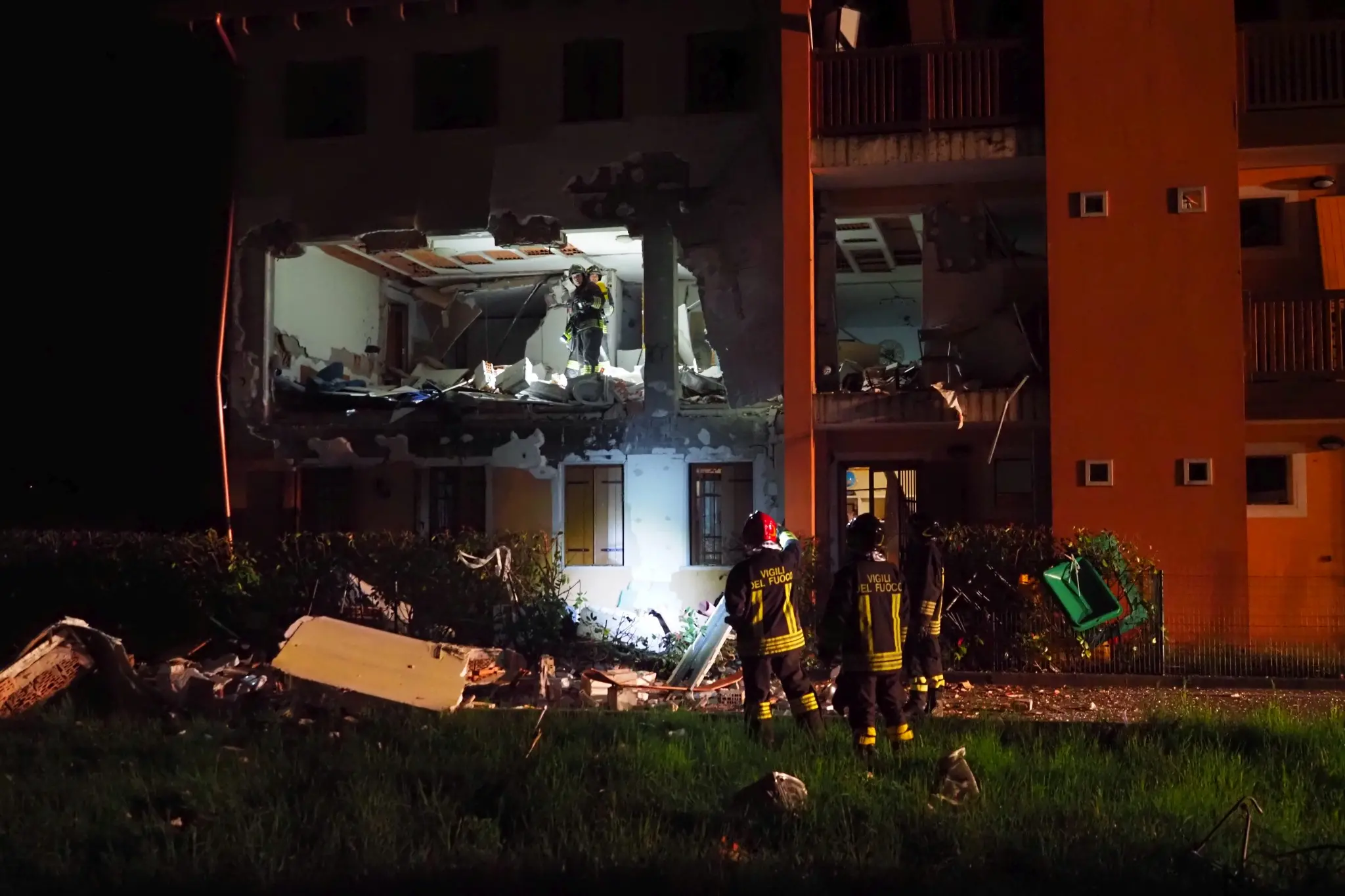 I vigili del fuoco nell'appartamento dell'esplosione a Farra di Feltre in via Rio: la facciata è crollata