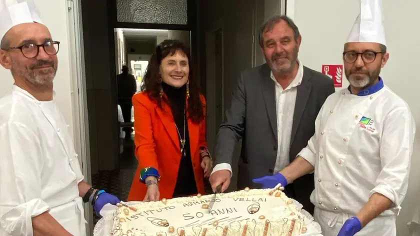 Flavia Colle con il preside Ezio Busetto con la torta per i 50 anni del Della Lucia