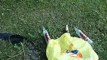 Villa Montalban a Safforze Qui a fianco bottiglie di birra e di votka abbandonate sul prato attorno allo storico edificio Inoltre tanti bicchieri rotti e sacchetti abbandonati