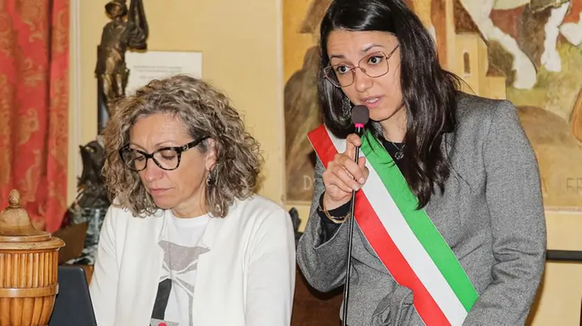 Sindi Manushi, 31 anni, avvocato, durante una seduta del consiglio comunale di Pieve di Cadore