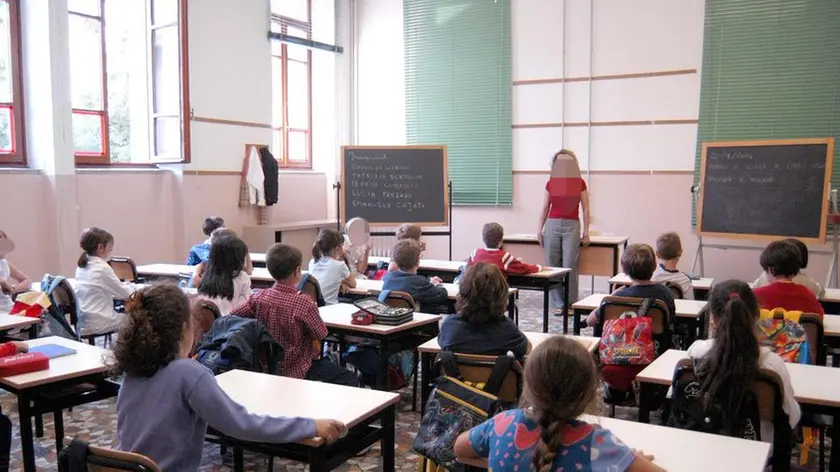 FOTO SIMBOLO ALUNNI IN CLASSE - LAVAGNA..IN FOTO ALUNNI E MAESTRA AL PRIMO GIORNO DI SCUOLA ALLA CARRARESI SPACCIATA PER SCUOLA ELEMENTARE BINDONI DI TREVISO