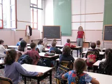 FOTO SIMBOLO ALUNNI IN CLASSE - LAVAGNA..IN FOTO ALUNNI E MAESTRA AL PRIMO GIORNO DI SCUOLA ALLA CARRARESI SPACCIATA PER SCUOLA ELEMENTARE BINDONI DI TREVISO