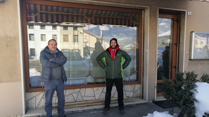 Artemio Tollardo, scomparso a 70 anni, davanti al ristorante K2 di Feltre che ha gestito per decenni