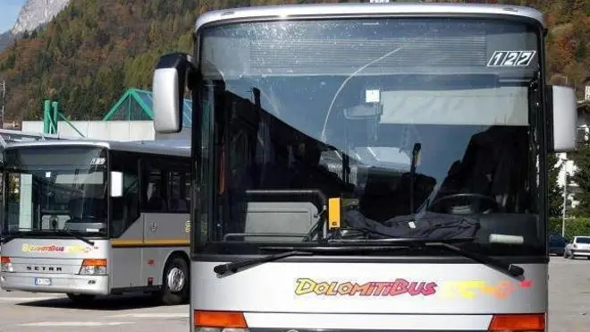 Agordo (BL), 26 Ottobre 2005, Stazione Dolomitibus - Agordo (BL), 26 October 2005, Dolomitibus station - Le tariffe pubblicate da Dolomiti bus sono in vigore dal 1º settembre