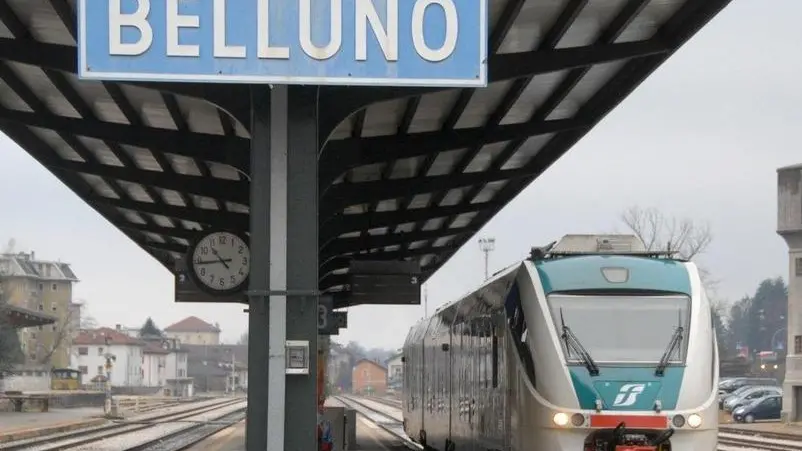 Belluno, 10 dicembre 2007. Alla stazione di Belluno arriva il nuovo servizio navetta di trenitalia Il Minuetto