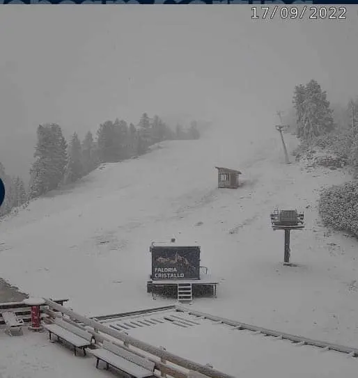 Crollo delle temperature e cime imbiancate nella notte tra venerdì e sabato 17 settembre. Le immagini dai rifugi, dal Sellaronda bike day, dal Cai e dagli appassionati