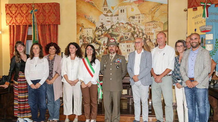 Foto di gruppo in consiglio comunale a Pieve di Cadore con il generale di brigata Franco Del Favero