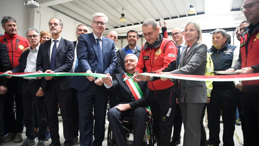 Il taglio del nastro della nuova sede del Soccorso alpino veneto a Belluno