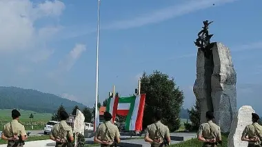 Il picchetto d’onore attorno al monumento alla Resistenza