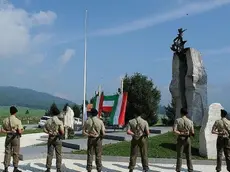 Il picchetto d’onore attorno al monumento alla Resistenza