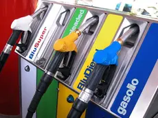 Un distributore di benzina a Roma in un'immagine d'archivio. Carburanti ancora più cari nei distributori italiani, con l'ondata di aumenti decisi da Esso, Ip, Q8, Tamoil e TotalErg, portando nel Mezzogiorno la benzina a punte massime di 1,611 euro al litro. ANSA