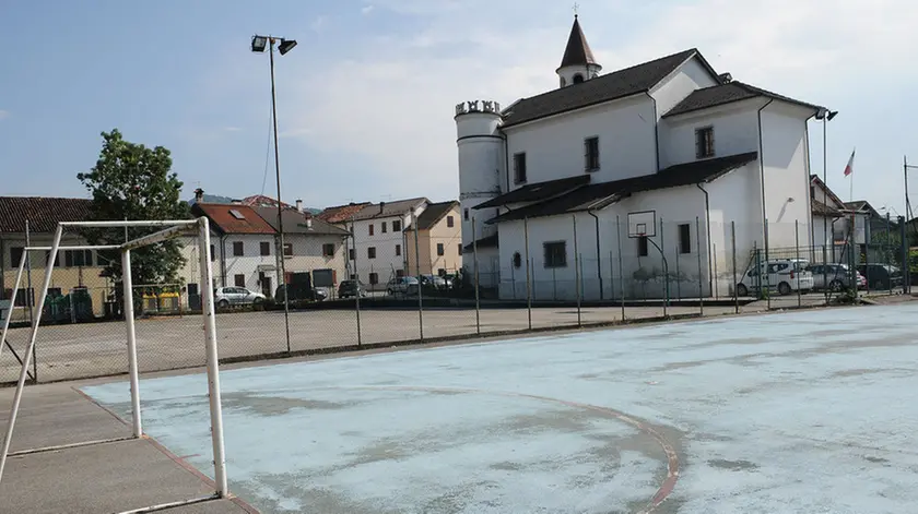 il campo sportivo ADIACENTE ALLA CHIESA DI DON ANSELMO